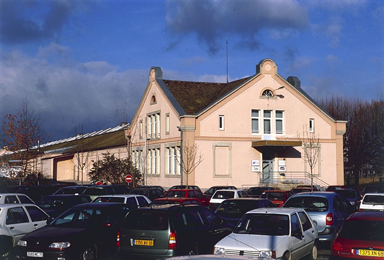 Bâtiment des magasins et des bureaux : vue de trois quarts.
