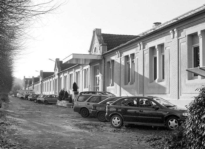 Bâtiment des bureaux et des magasins : façade depuis le nord-est.