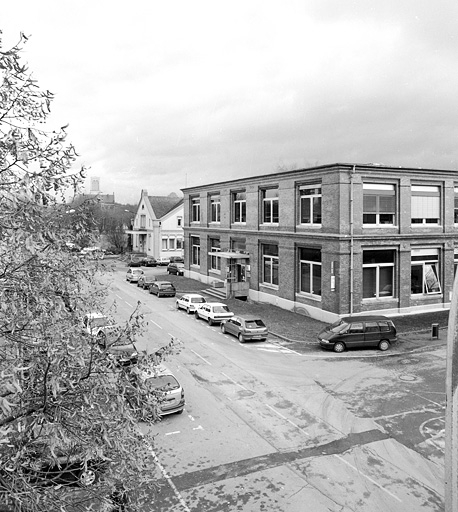 Bureaux et atelier de finissage : vue de trois quarts droite.