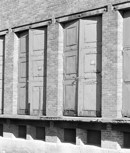 Transformateur : détail des portes métalliques.