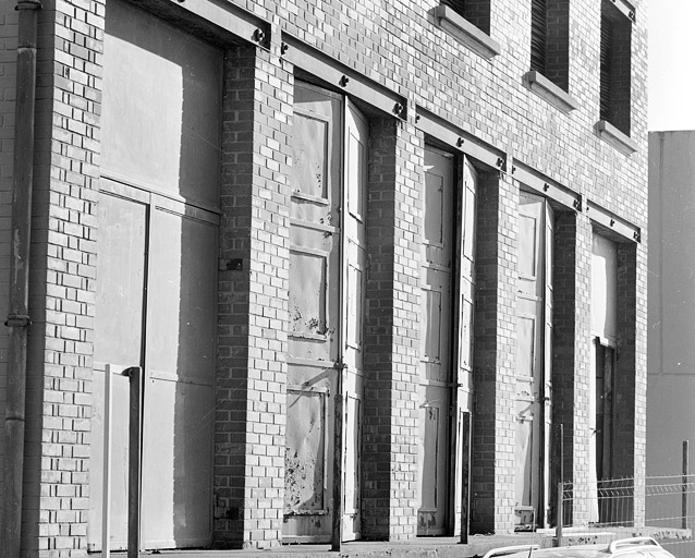 Transformateur : niveau des portes métalliques de la façade ouest.