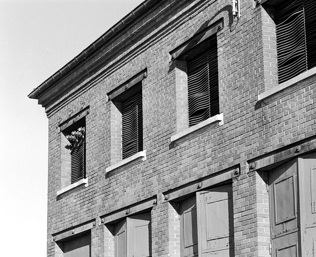 Transformateur : détail des baies supérieures de la façade ouest.