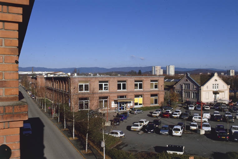 Atelier de finissage et bâtiment des magasins et des bureaux : vue depuis le sud-ouest.
