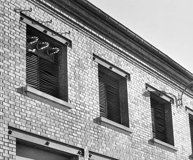 Transformateur : détail des baies supérieures.