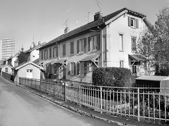 Une rue vue de trois quarts.