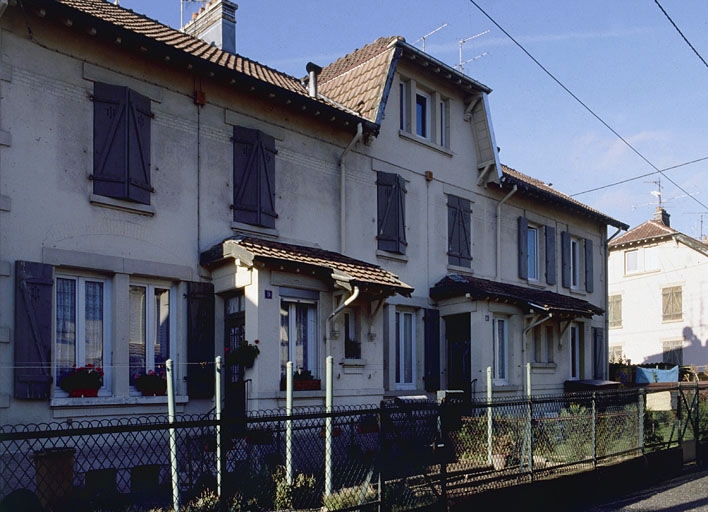 Logement ouvrier vu de trois quarts.