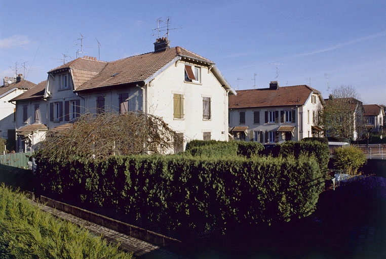 Alignement de logements ouvriers.