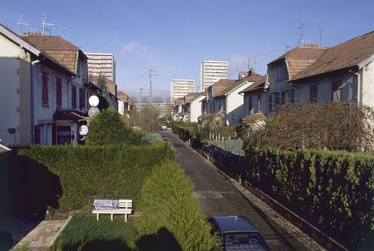 Vue d'ensemble d'une rue.