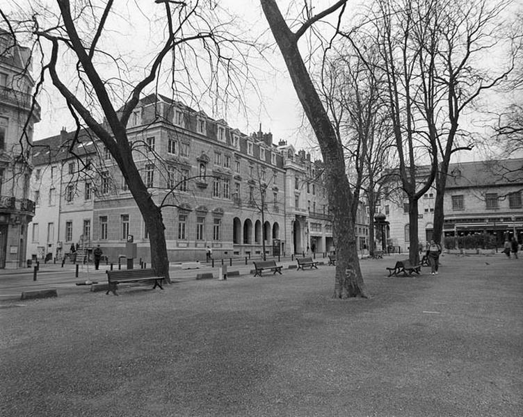 Vue d'ensemble avec la partie haute de la rue de la Préfecture.