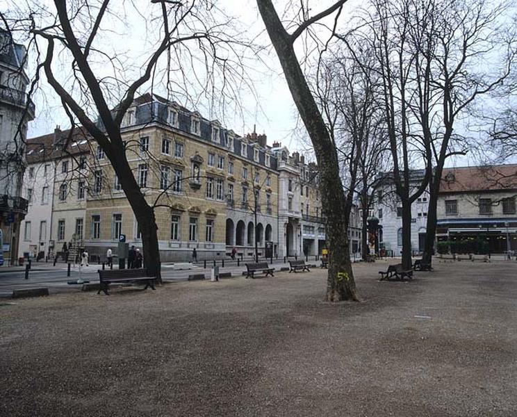 Vue d'ensemble avec la partie haute de la rue de la Préfecture.