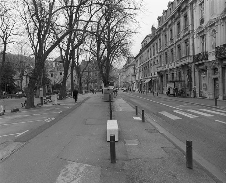 Vue d'ensemble depuis la partie haute de la rue de la Préfecture.