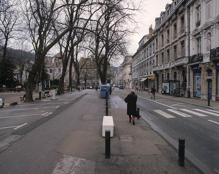 Vue d'ensemble depuis la partie haute de la rue de la Préfecture.