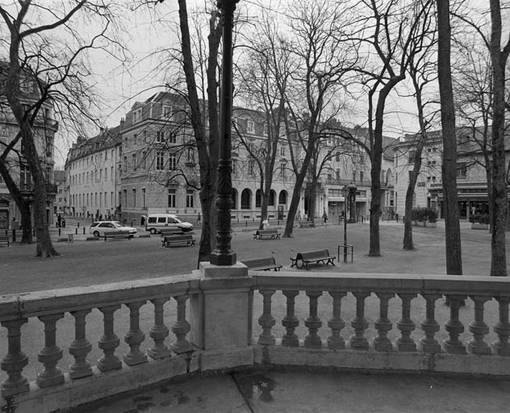 Vue d'ensemble depuis le kiosque à musique avec la partie haute de la rue de la Préfecture.