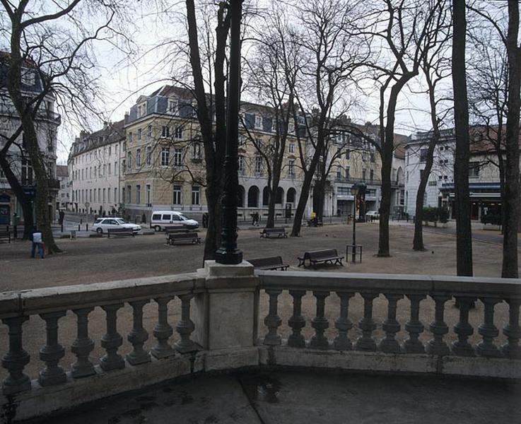 Vue d'ensemble depuis le kiosque à musique avec la partie haute de la rue de la Préfecture.