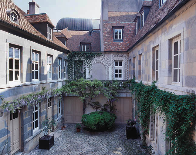 Vue d'ensemble de la cour depuis le logis sur rue.