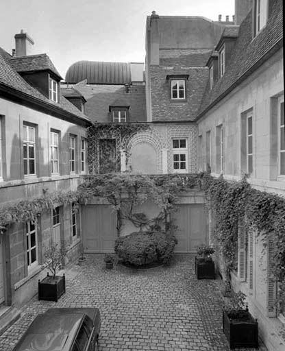 Vue d'ensemble de la cour depuis le logis principal.