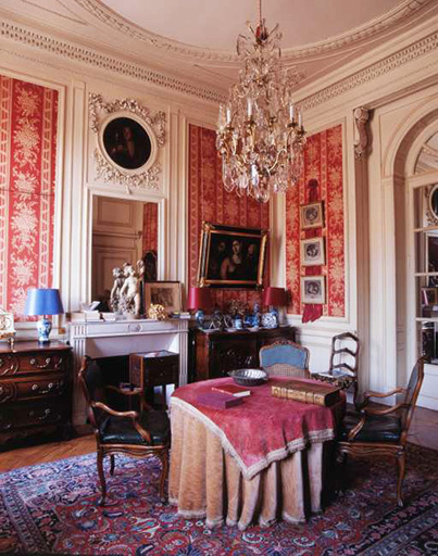 Vue d'ensemble de l'ancienne chambre à coucher de madame, depuis l'entrée.