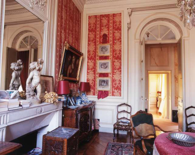 Vue d'ensemble de l'ancienne chambre à coucher de madame, de face.