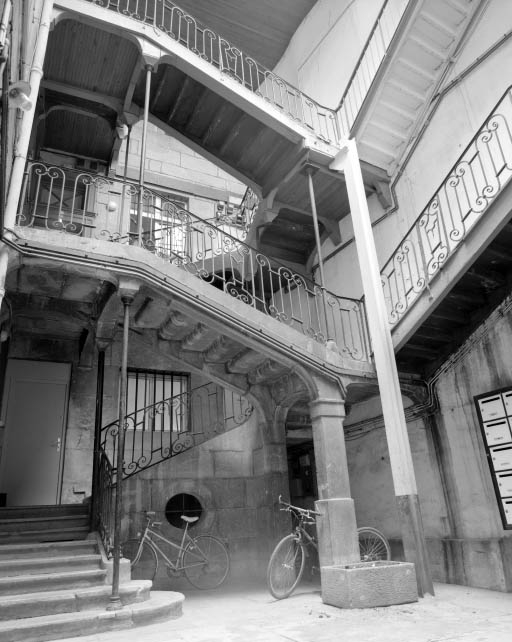 Vue d'ensemble de l'escalier à cage ouverte.