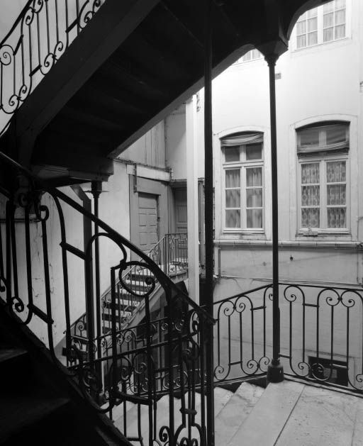 Vue du logis sur cour depuis l'escalier à cage ouverte.