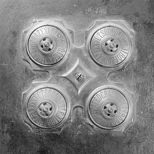 Détail de la serrure à combinaison. Vue de face.