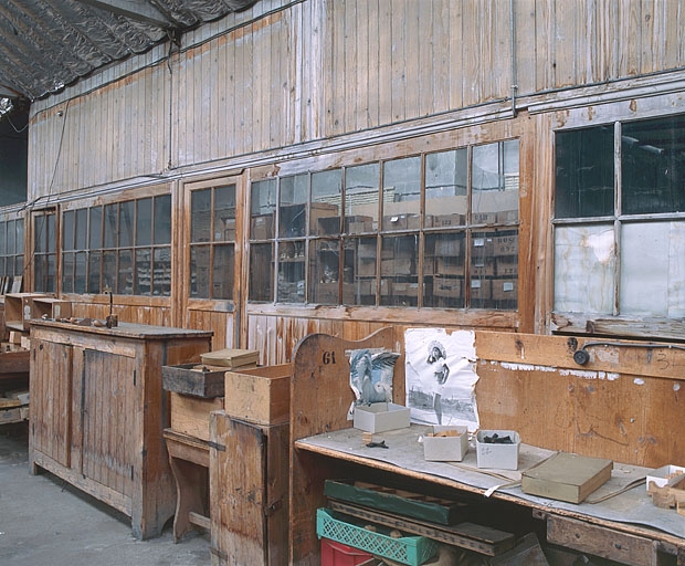 Cloison vitrée d'un atelier de vérification.