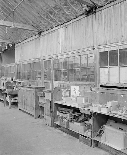 Cloison des ateliers et établis au sud de l'atelier de fabrication principal de pipes.