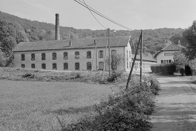L'usine depuis l'ancien chemin d'accès.