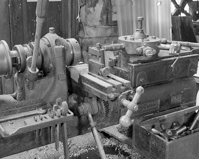 Vue rapprochée : les outils de coupe dans le tiroir et sur le barillet.