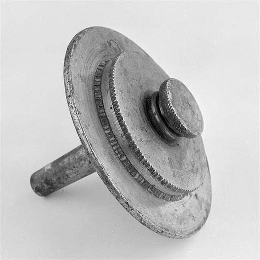 Détail d'un outil de coupe, montrant de profil les trois disques qui chanfreinent.