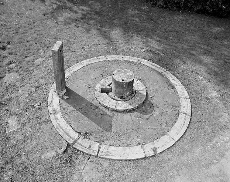 Vue d'ensemble plongeante sur les vestiges de la seconde coupole de la lunette.