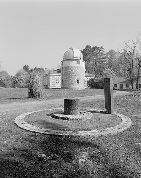 Vue d'ensemble des vestiges de la seconde coupole de la lunette.