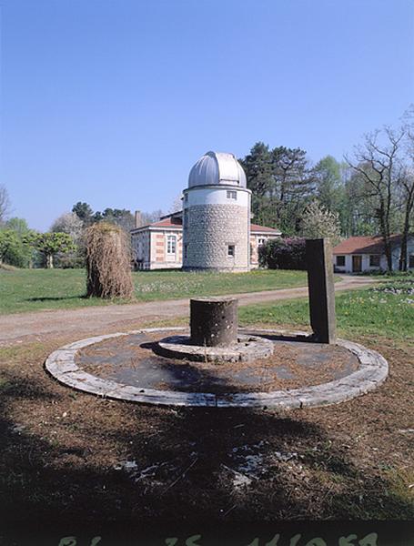 Vue d'ensemble des vestiges de la seconde coupole de la lunette.