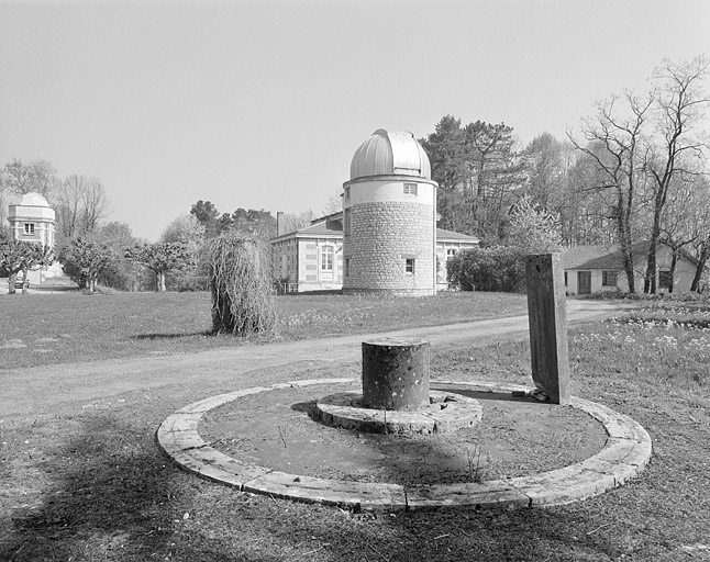 Partie nord : vue d'ensemble vers le bâtiment de l'astrographe, depuis l'entrée au sud.