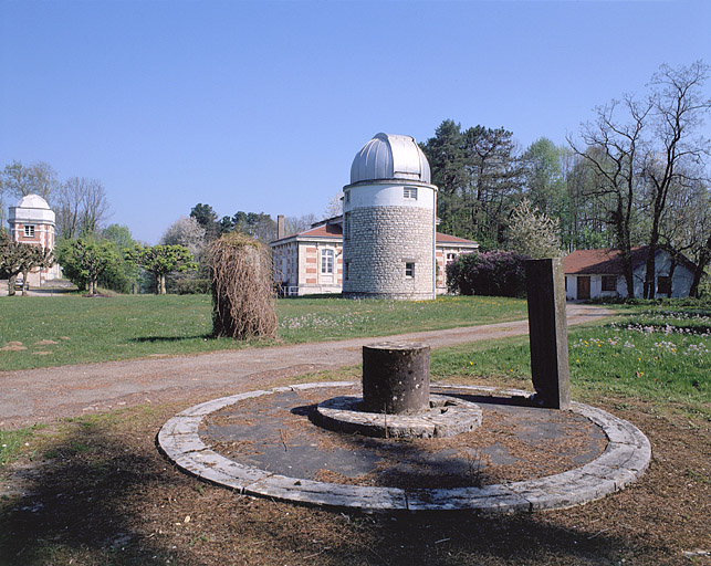 Partie nord : vue d'ensemble vers le bâtiment de l'astrographe, depuis l'entrée au sud.