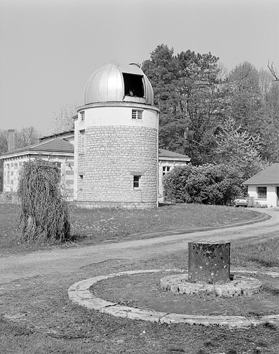 Tour avec la trappe du dôme ouverte, depuis le sud-ouest.