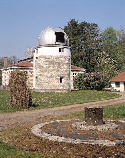 Tour avec la trappe du dôme ouverte, depuis le sud-ouest.