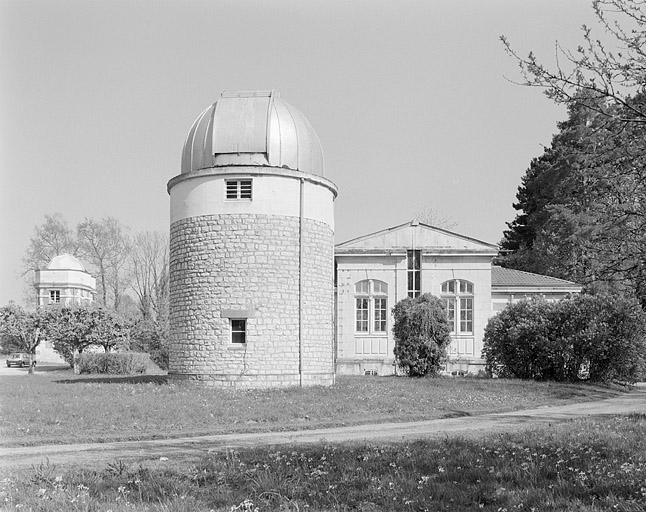 Partie nord : vue d'ensemble du bâtiment de l'astrographe et du pavillon de la méridienne.