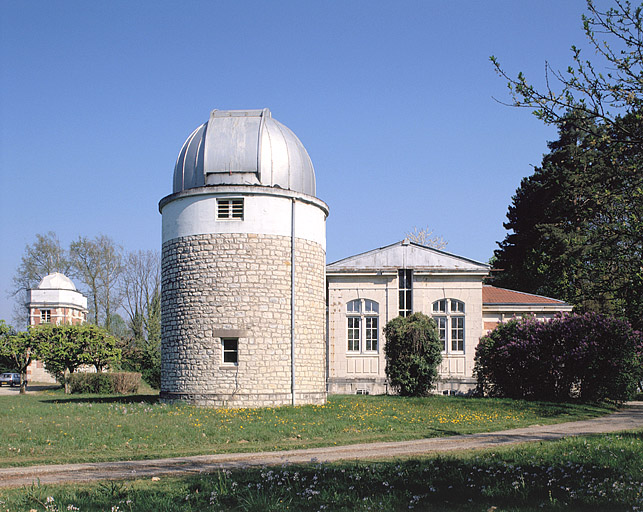 Partie nord : vue d'ensemble du bâtiment de l'astrographe et du pavillon de la méridienne.