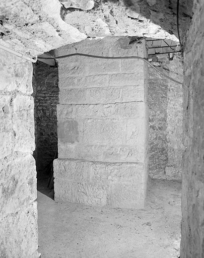 Sous-sol de la tour de l'équatorial coudé : vue d'ensemble du pilier de la lunette.