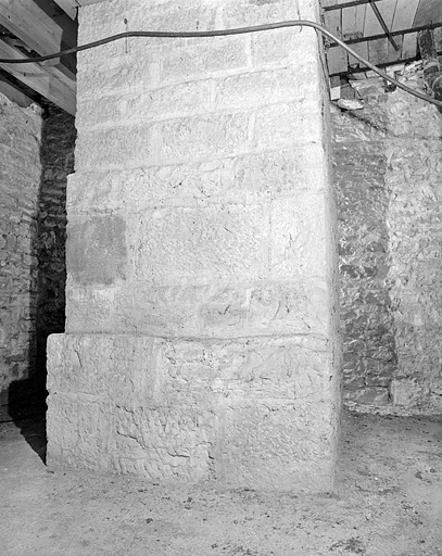 Sous-sol de la tour de l'équatorial coudé : vue d'ensemble rapprochée du pilier de la lunette.