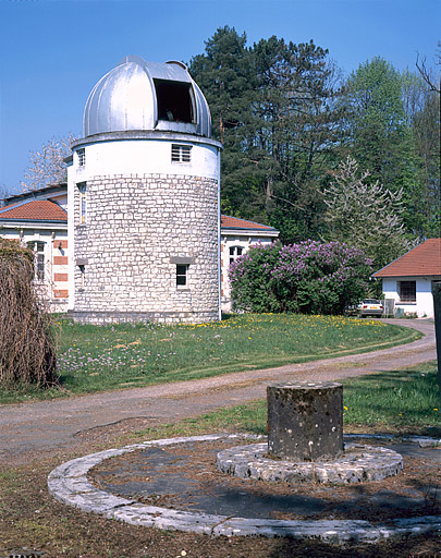 Tour avec la trappe du dôme ouverte, depuis le sud-ouest.