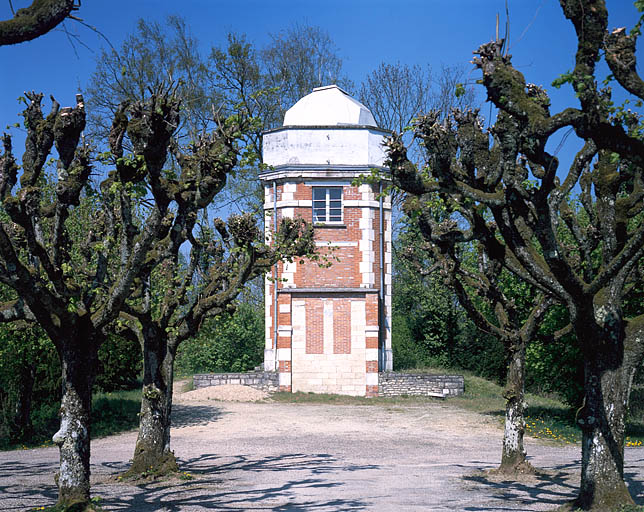 Tour de l'équatorial coudé, depuis le sud.