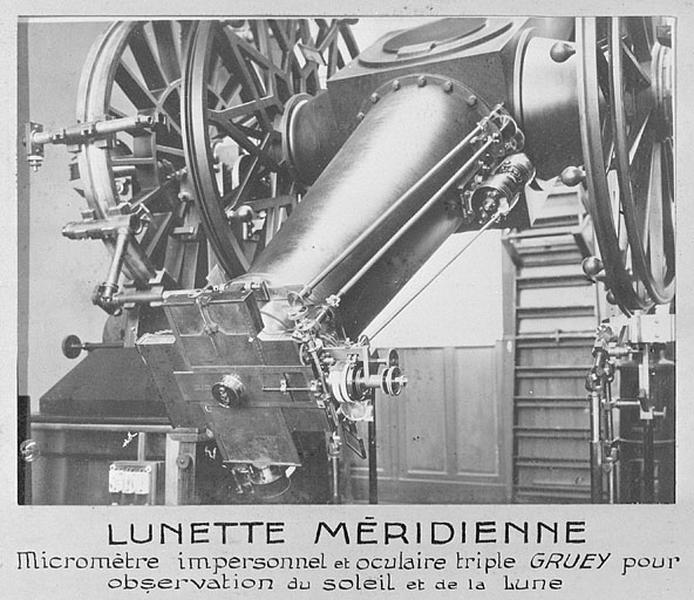 Lunette méridienne. Micromètre impersonnel et oculaire triple Gruey pour observation du soleil et de la lune, 2e quart 20e siècle.