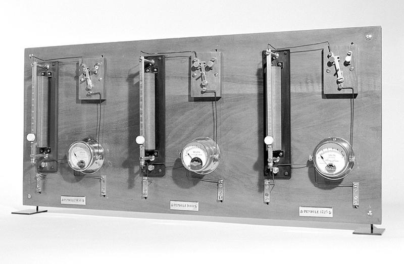 Tableau de synchronisation, exposé au Musée du Temps.