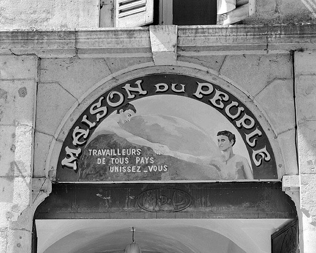 Copie du dessus-de-porte, surmontant actuellement la porte cochère.