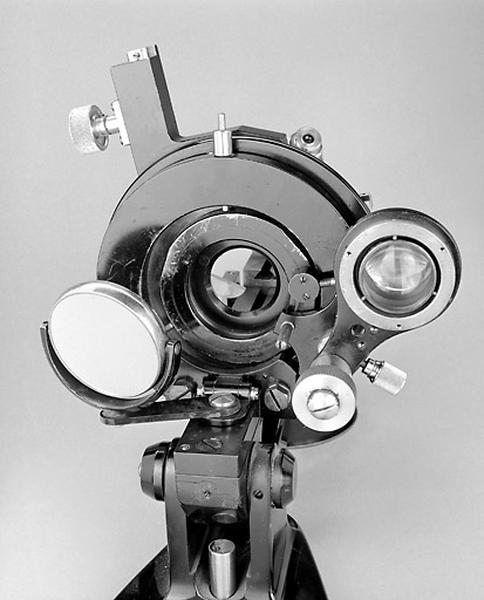 Troisième microscope : face inférieure de la platine.