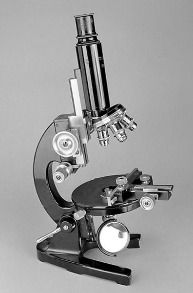 Troisième microscope (à platine circulaire).