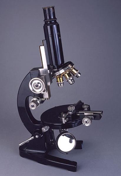 Troisième microscope (à platine circulaire).