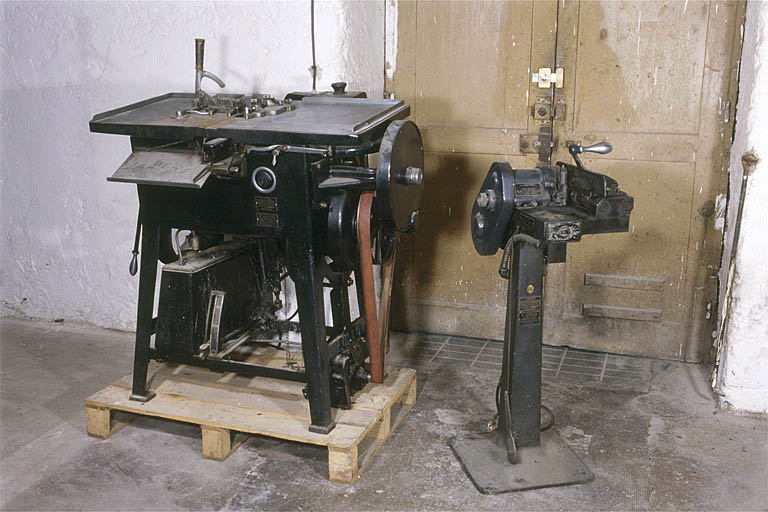 Fondeuse de lignes-blocs et machine à rectifier.